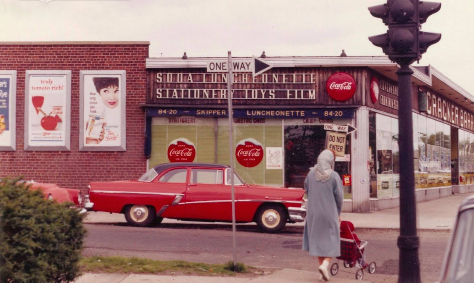 30 Fascinating Color Photographs That Capture Street Scenes of Queens