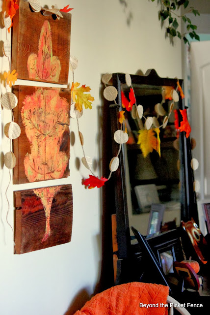 fall leaf reclaimed wood art http://bec4-beyondthepicketfence.blogspot.com/2013/10/how-to-make-fall-leaf-triptych.html