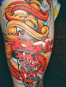 Tatuagens de dragão coloridas na perna