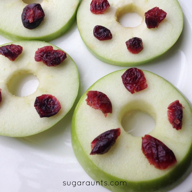 Healthy Christmas snack for kids: slice green apples into thick slices and add cranberries for a "green wreath" snack. Healthy Christmas snack for kids: slice green apples into thick slices and add cranberries for a "green wreath" snack.