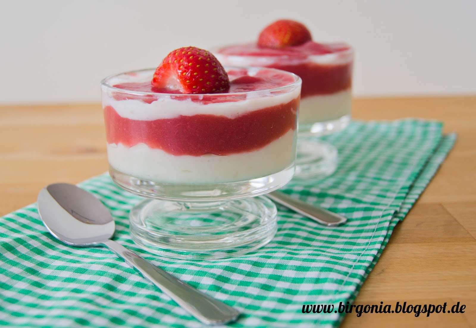 birgonia: Holunderblüten-Joghurt-Creme mit Rhabarber