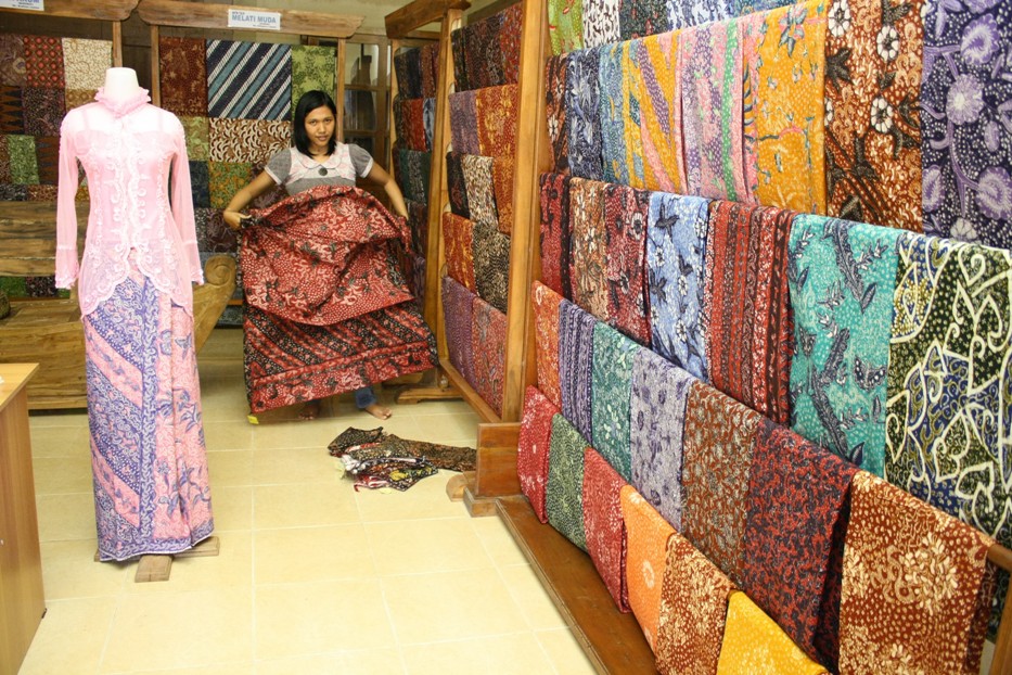 Mengenal Jenis Batik, Tips Perawatan, dan Cara Beli Busana
