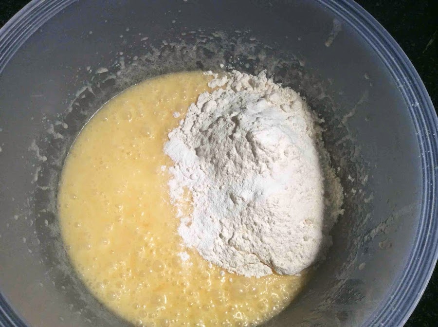 Masa de yogur, huevos, mantequilla, azúcar, harina y levadura