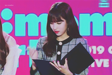 트와이스 머리 넘기는 우아한 미나