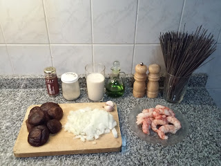 Spaghetti negros con shiitake, langostinos y salsa de jengibre