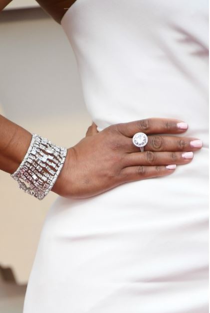 Regina King abbina agli orecchini bracciale a fascia con diamanti rettangolari e anello solitario taglio brillante di Chopard. Foto da Internet.