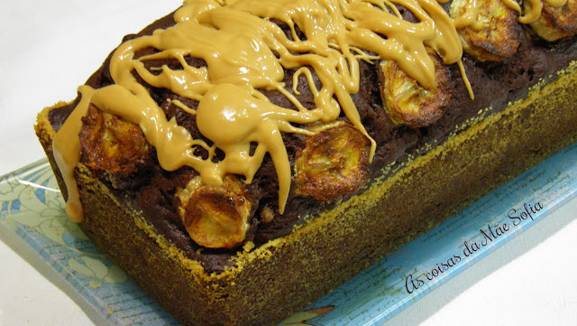 Bolo de chocolate, banana e manteiga de amendoim