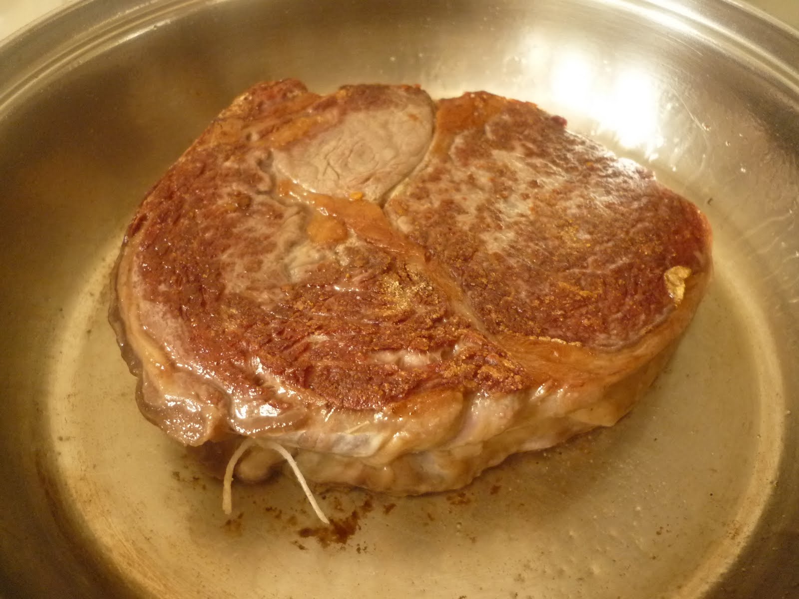 Hohrückensteak mit Rotweinjus, Bratkartoffeln und Kaiserschoten