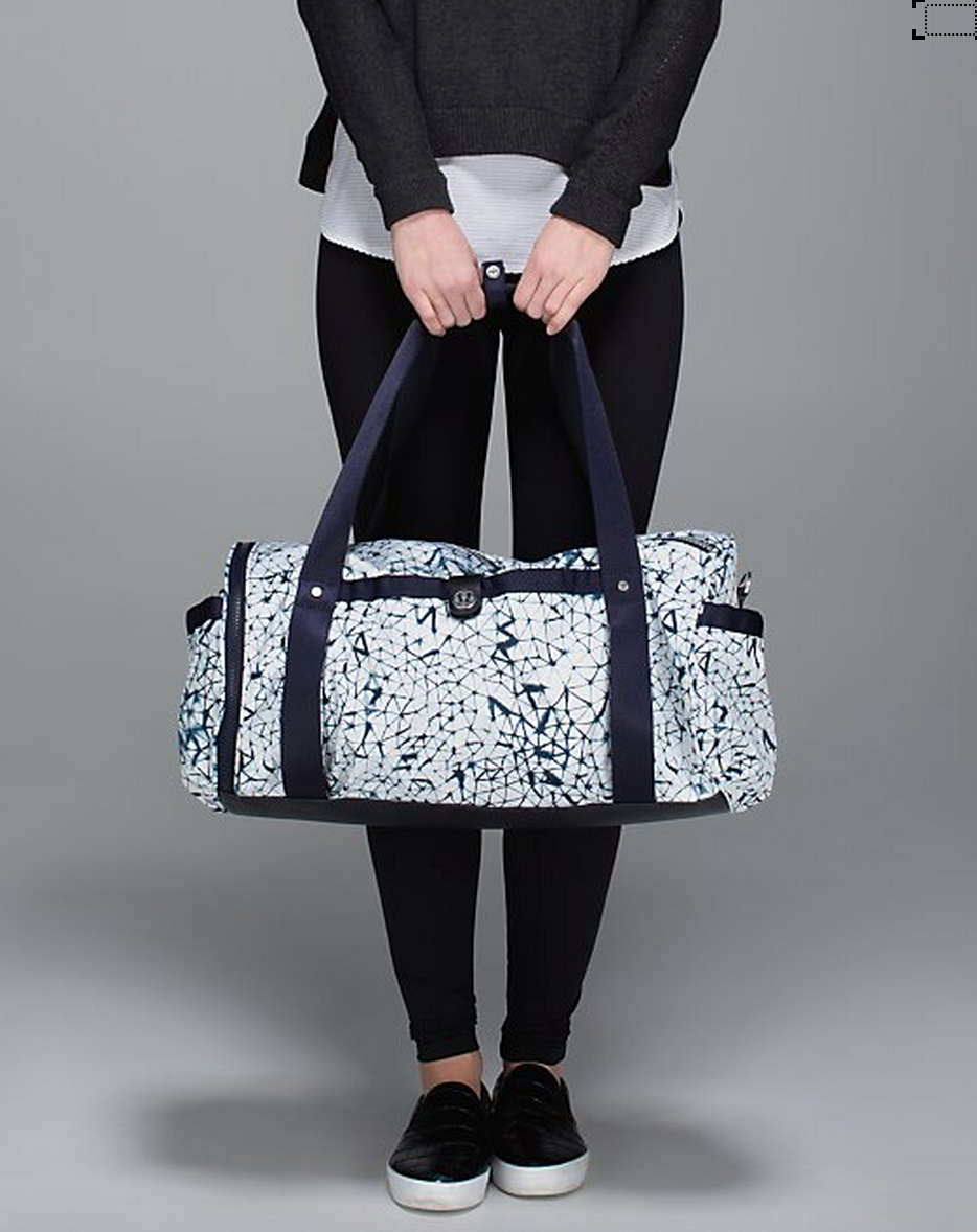 http://www.anrdoezrs.net/links/7680158/type/dlg/http://shop.lululemon.com/products/clothes-accessories/bags/High-Mileage-Duffel?cc=17706&skuId=3589847&catId=bags