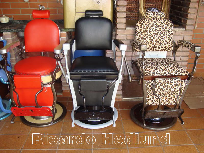 Antigas cadeiras de barbeiro.