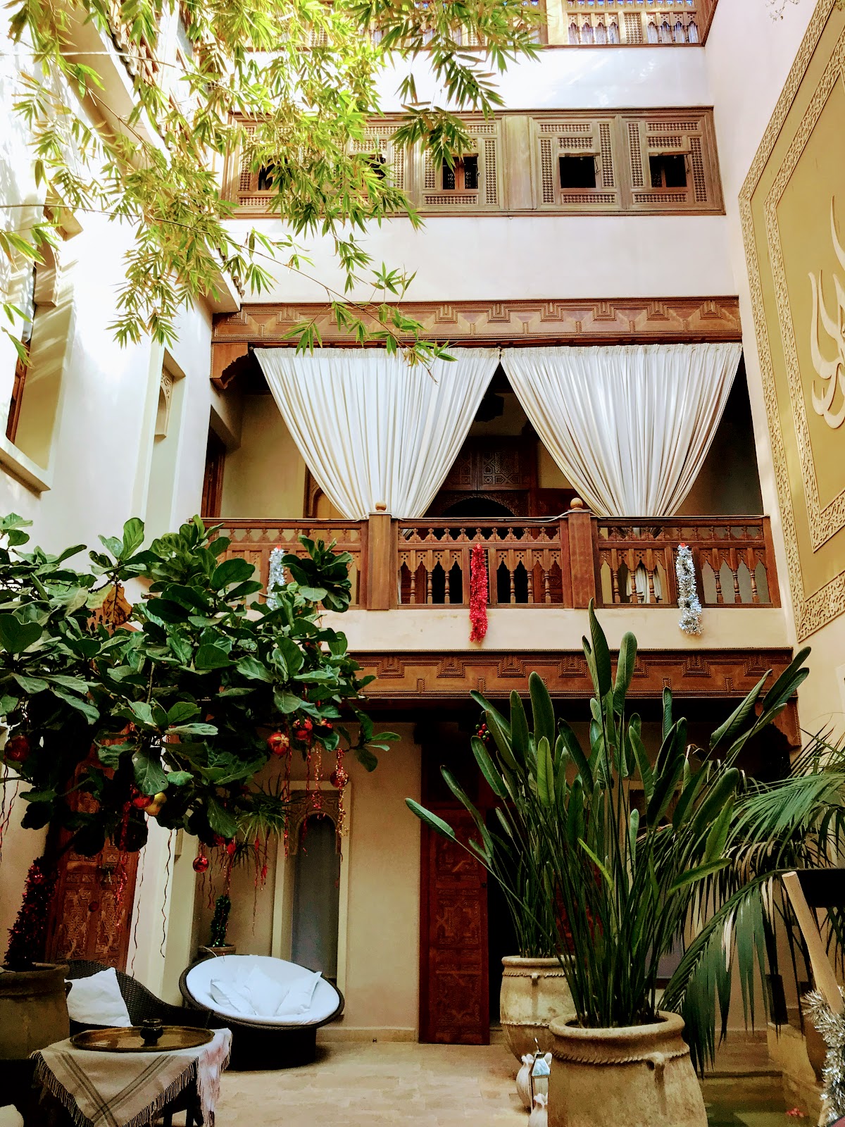 Vista de la planta baja y terraza del hotel en Marrakesh