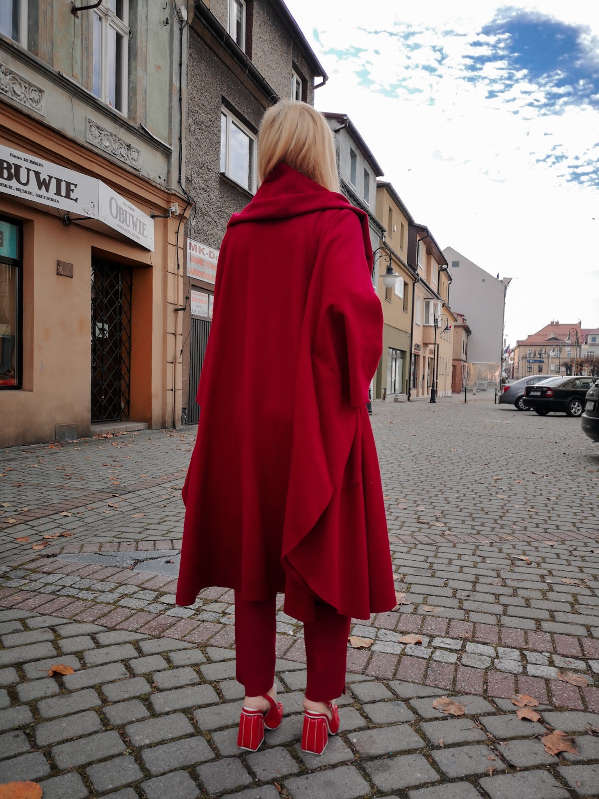  #redtotallook #fashion #inspiration #autumnvibes #red #jeffreycampbell #poncho #redponcho 