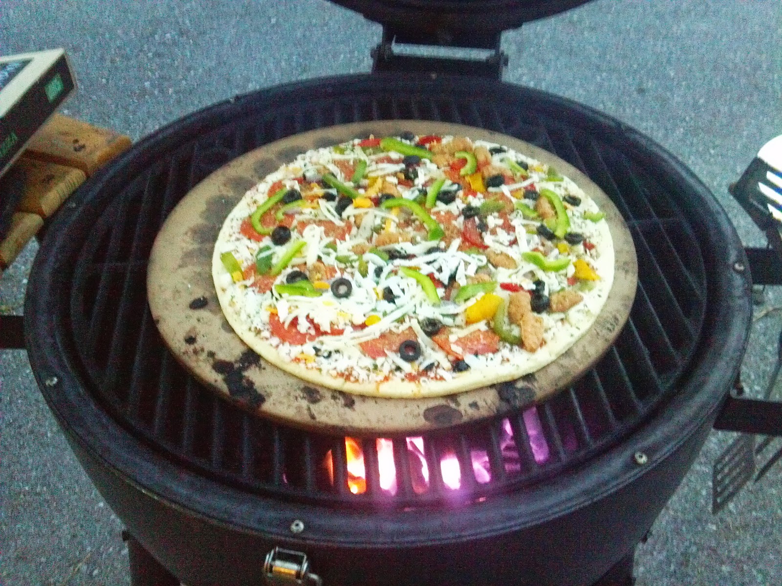 BarBQue "Akorn" steel kamado Kamado Pizzaquick, easy and delicious