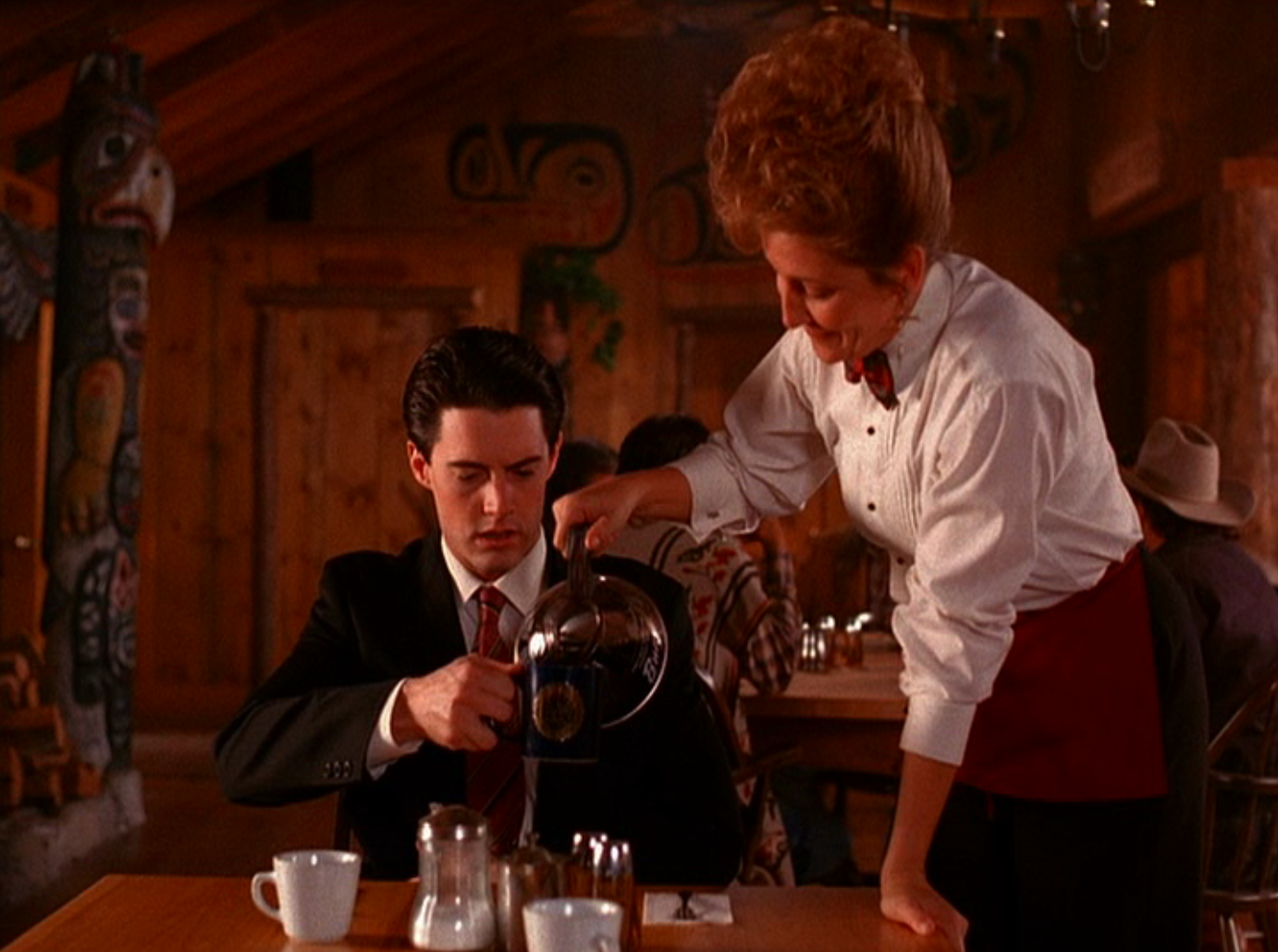 агент дейл купер кофе. твин пикс чертовски хороший кофе. агент дейл купер кофе. кайл маклахлен твин пикс кофе. дейл купер и кофе твин пикс.