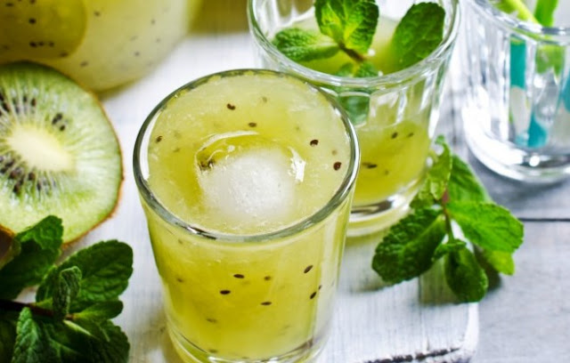 Lemon Pineapple Kiwi Sparkling Mocktail #cocktail #drinks