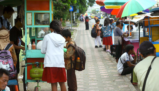 Bunda, Ingatkan Pada Anak-anak Kita Inilah Ciri-ciri Jajanan Sekolah yang Tidak Sehat