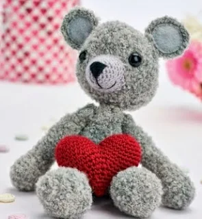 http://www.letsknit.co.uk/free-knitting-patterns/franklin-the-adorable-bear