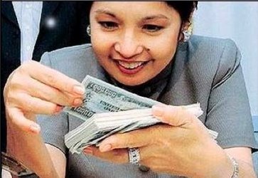 Gloria Macapagal-Arroyo counting money