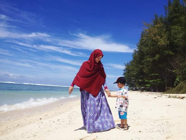 ibu dan anak berfoto cantik di pantai laguna kaur bengkulu