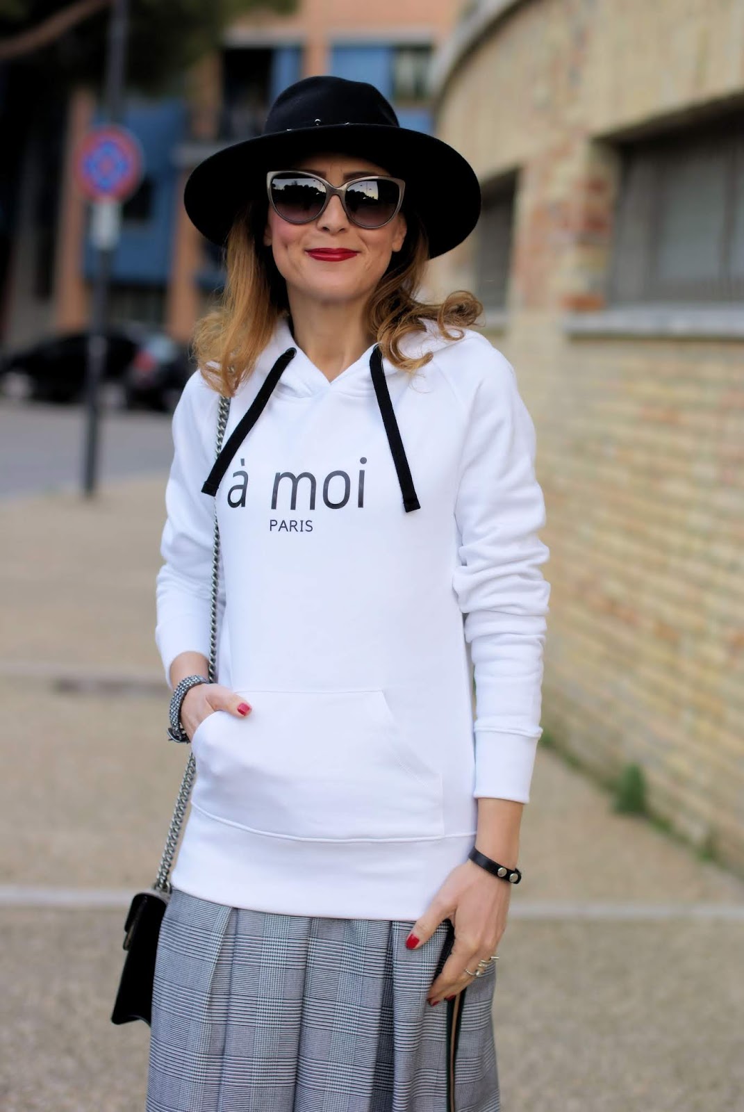 A Moi Paris: my easy daytime look with a white hoodie on Fashion and Cookies fashion blog, fashion blogger