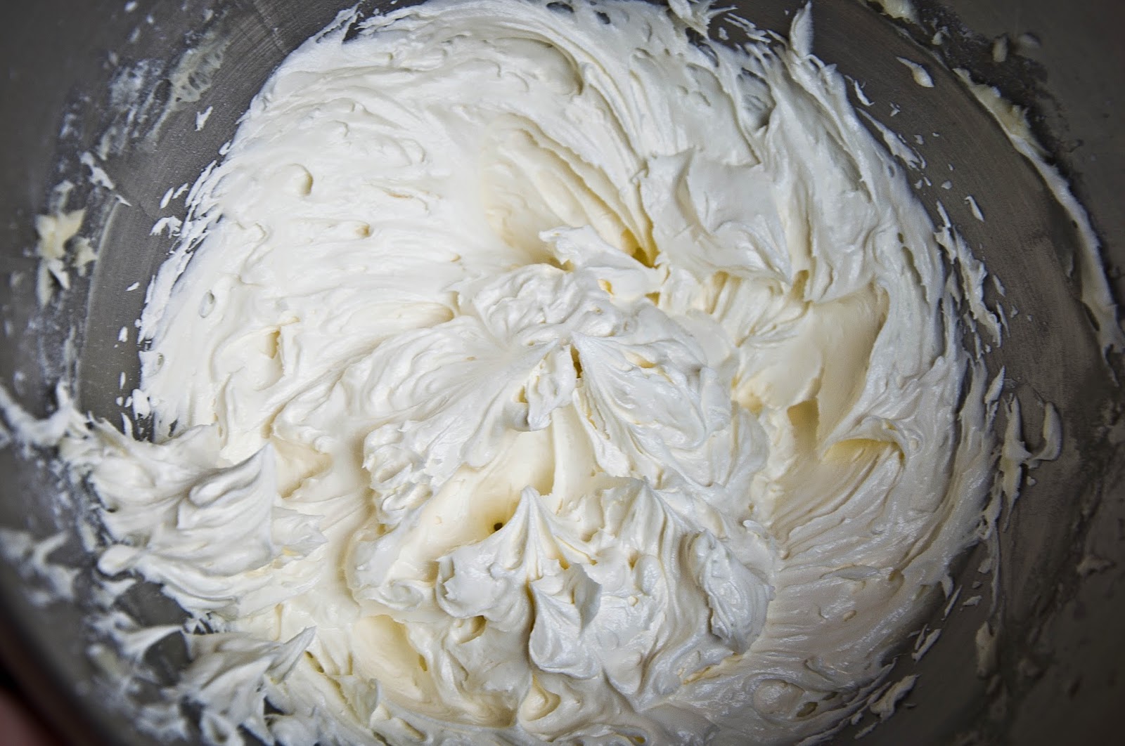 Крем масло и пудра рецепт. Торт из яичного белка. Торт из яичного крема. Крем из яичных белков и сахара. Торт воздушный из яичных белков.