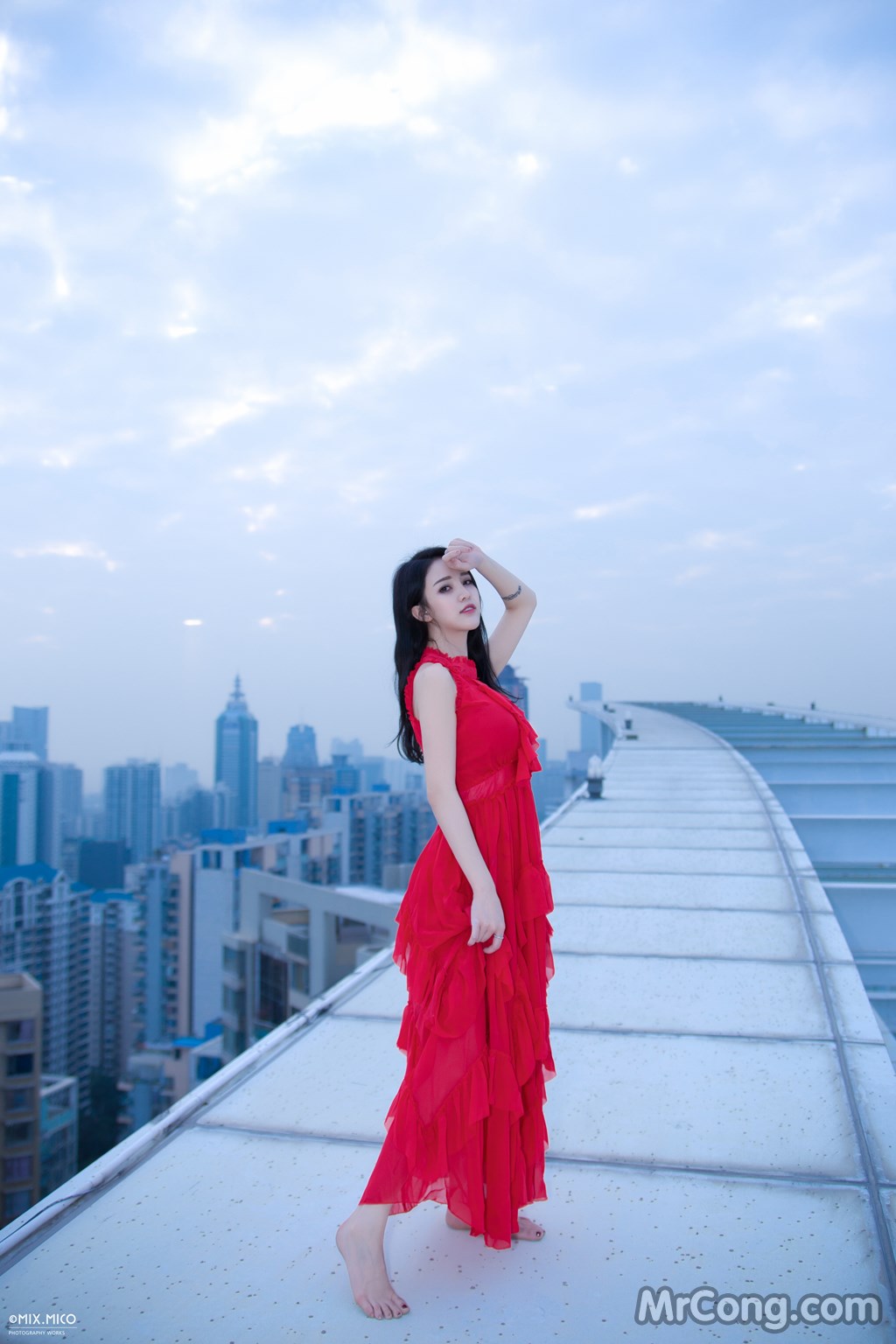 Beauty Crystal Lee ventured into blooming on the roof of a high-rise building (8 photos) photo 1-7