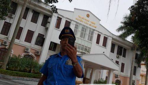 Bảo vệ UBND huyện Văn Giang đòi tịch thu thiết bị của phóng viên