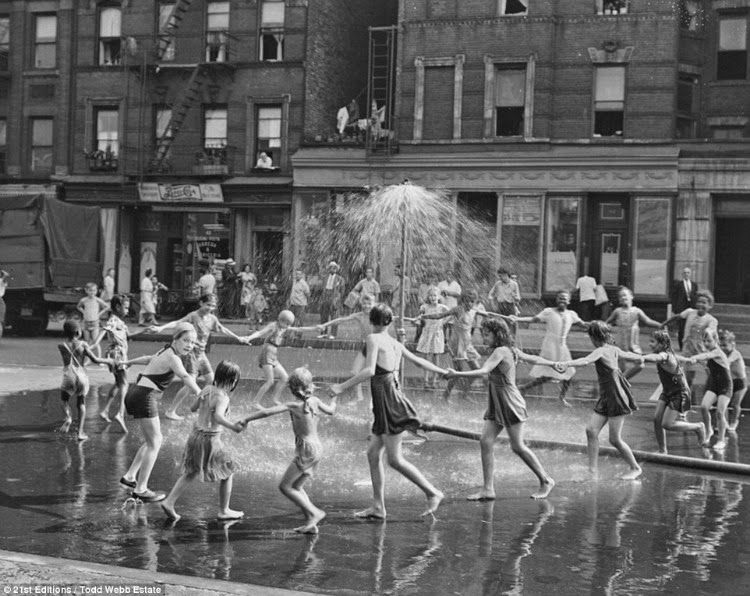 A Vintage Nerd, Vintage Photography, Vintage Blog, 1940s New York, Vintage New York, Black and White Photography