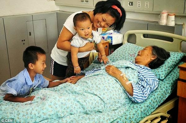 Η απίστευτη ιστορία μιας Κινέζας ρακοσυλλέκτριας που ανέθρεψε μαζί με τον άντρα της 30 εγκαταλελειμμένα μωρά!