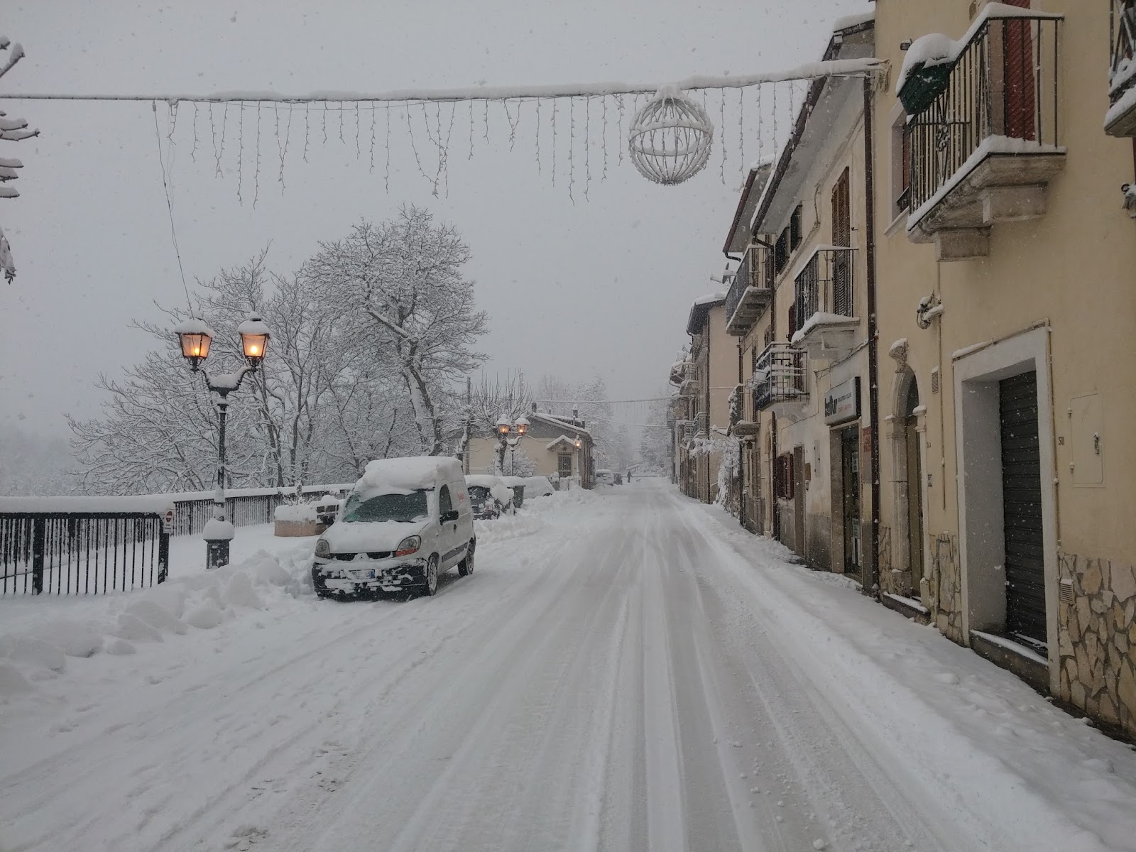 Campo di Giove (Aq) Campo di Giove in paese nevica da questa notte