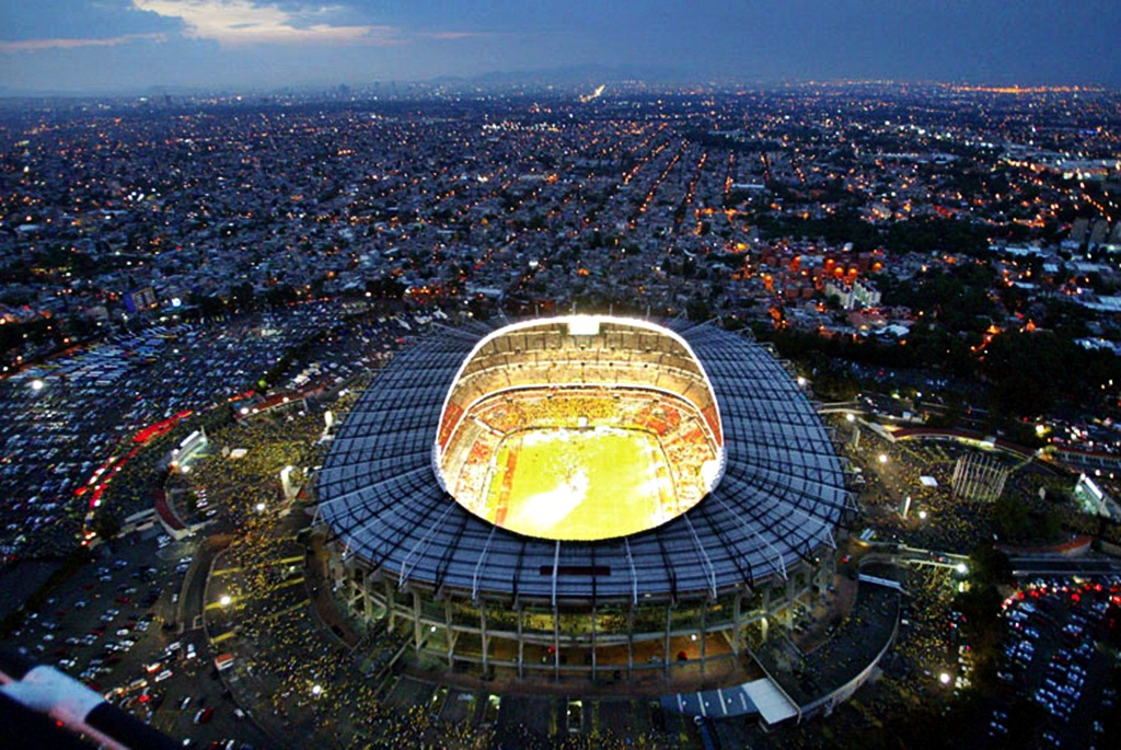 Известный стадион. Estadio Azteca стадион. Стадион Ацтека в Мехико. Ацтека стадион вместимость. Стадион Монтеррей Мексика.