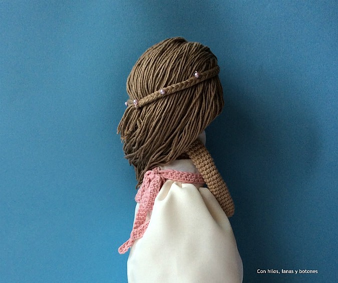 Con hilos, lanas y botones: Muñeca amigurumi Primera Comunión
