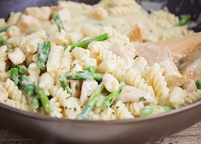 This flavorful and delicious chicken and asparagus pasta is the perfect light dinner or lunch for a busy day!