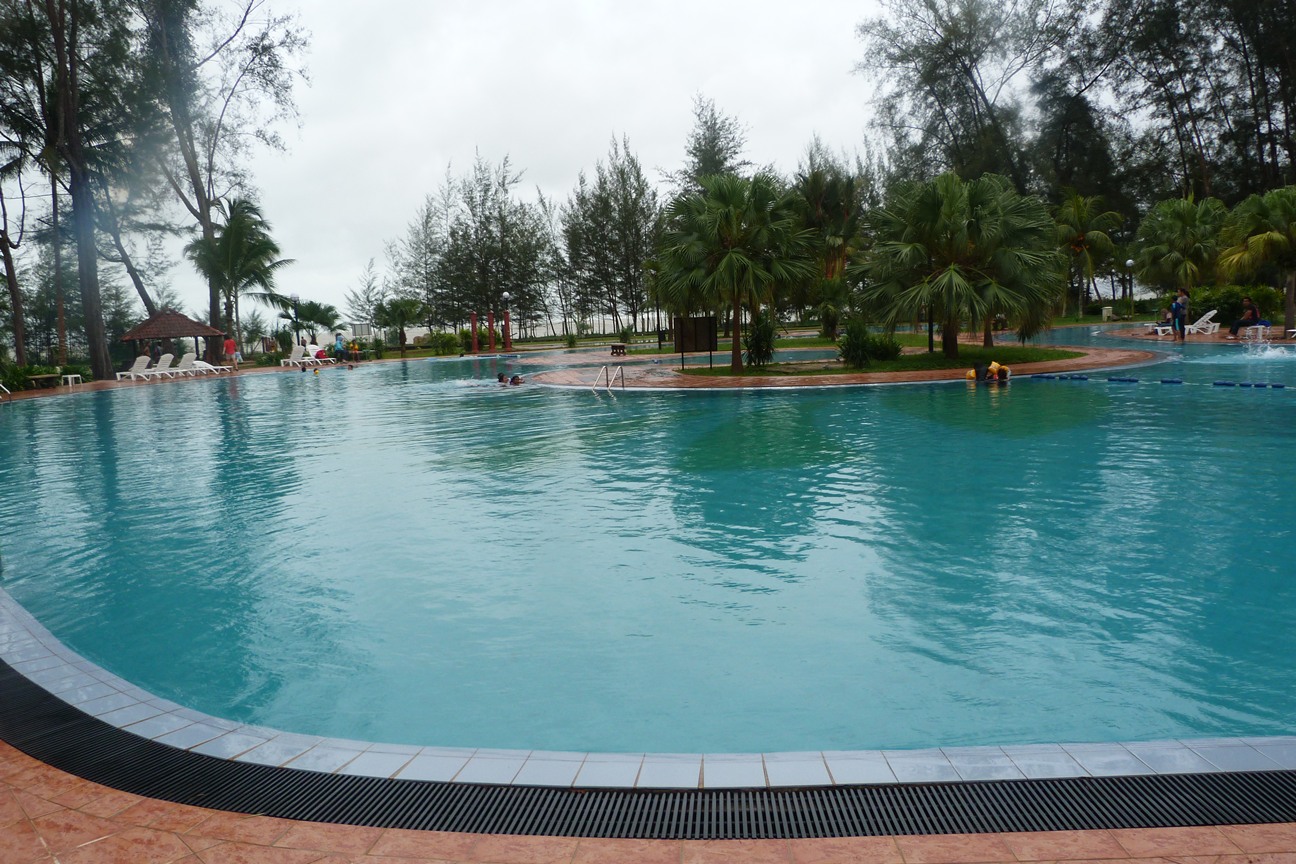 ~StoRiEs Of Us~: Swimming pool besarrrrrr @ Dhe Rhu Kuantan..