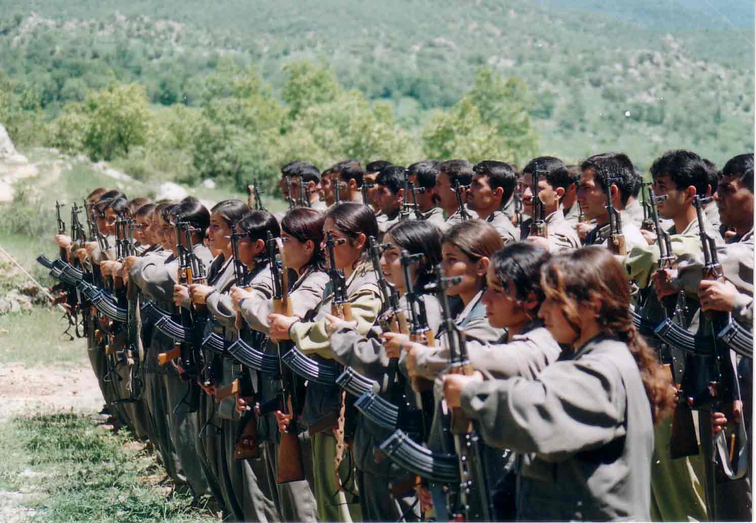Hpg 4. Курдские повстанцы фото. Курды шеренга оружие. Курдские девушки военные. Народные силы обороны Курдистана.