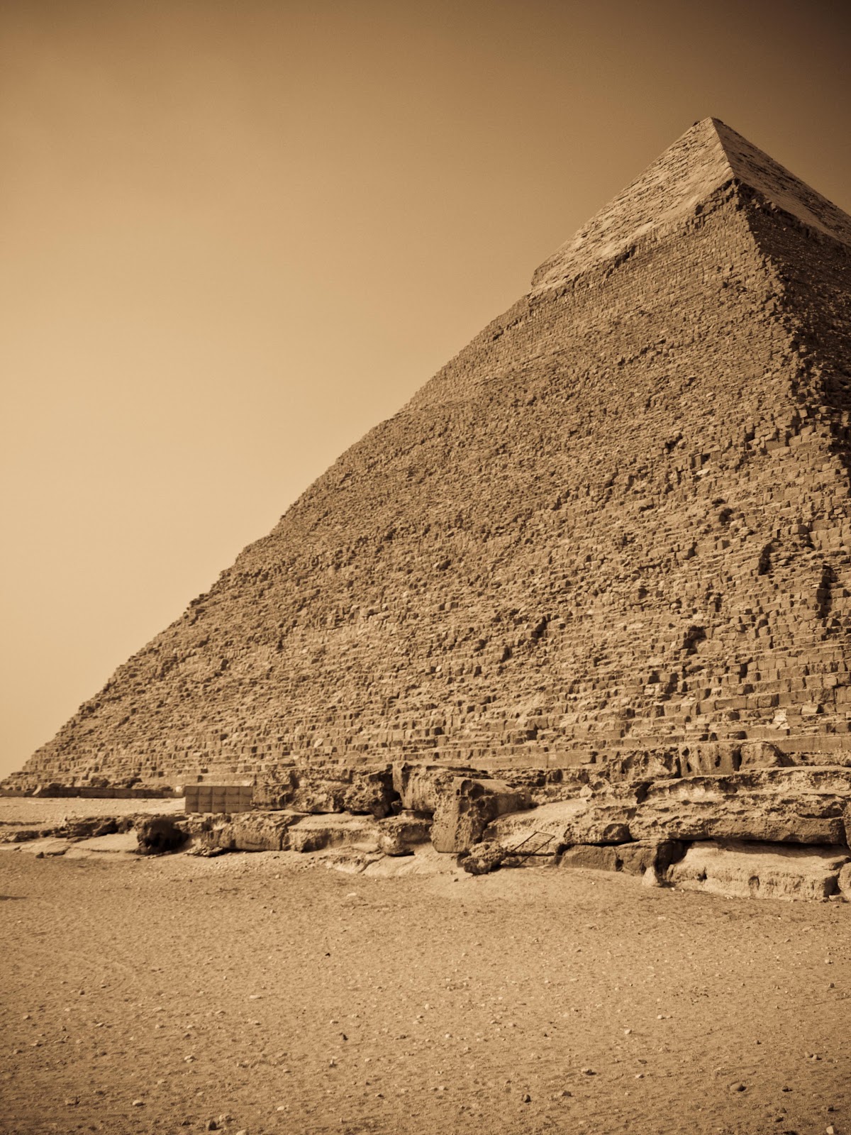 Разрушило пирамиду. Пирамида Хеопса. Пирамида Хефрена. Африка пирамида Хеопса. Пирамида Хефрена Архитектор.