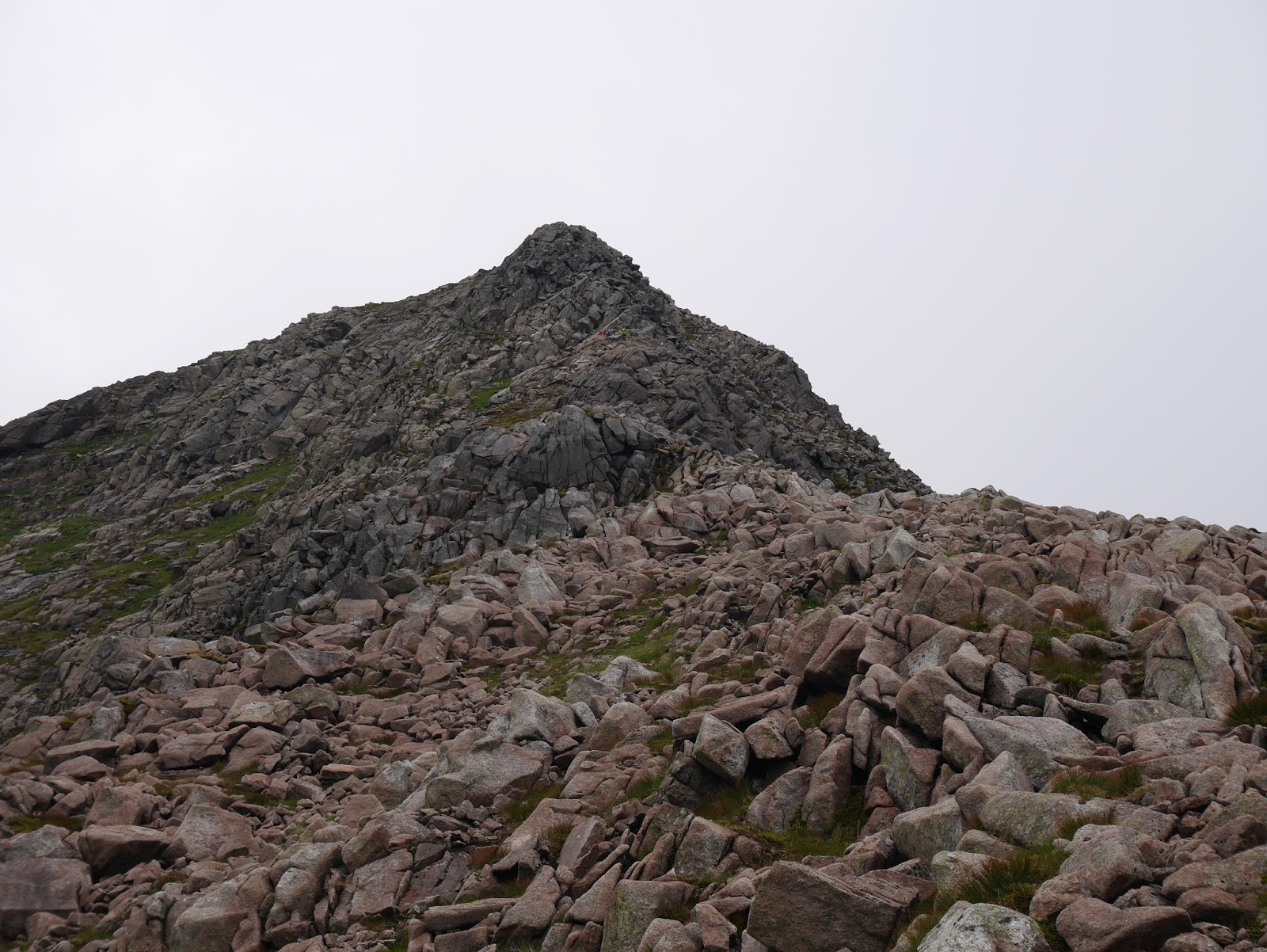 TARMACHAN MOUNTAINEERING: ANGELS RIDGE, SGOR AN LOCHAN UAINE & BRAERIACH