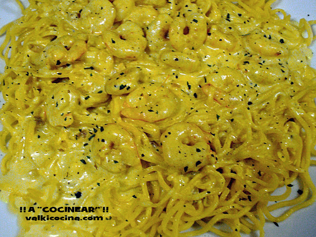 Espaguetis con gambas al curry