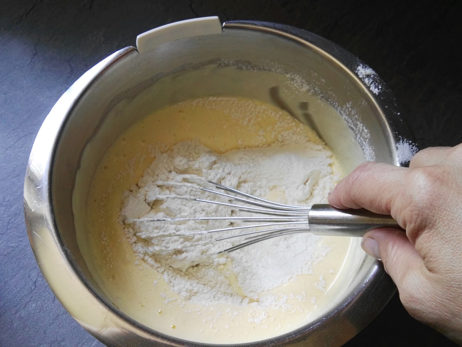 Heidelbeerkuchen mit Sauerrahm Sahnecreme Heidelbeerkuchen mit Sauerrahm Sahnecreme