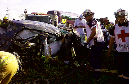 Maestro del CECyTE de Cancún mure en accidente carretero; acompañante salva la vida (fotos)