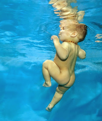 fotografo y  bebe bajo el agua