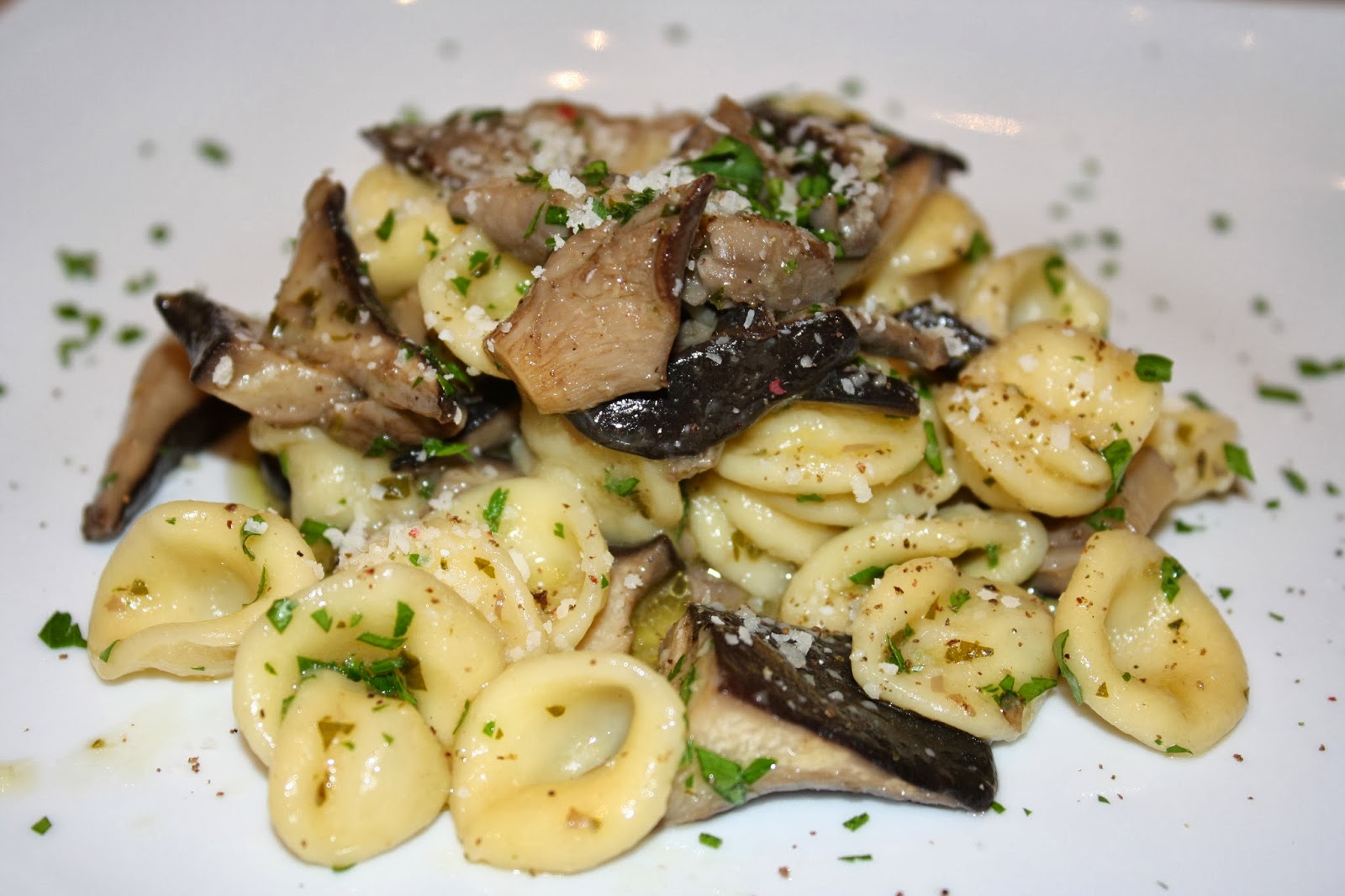 orecchiette con funghi cardoncelli.