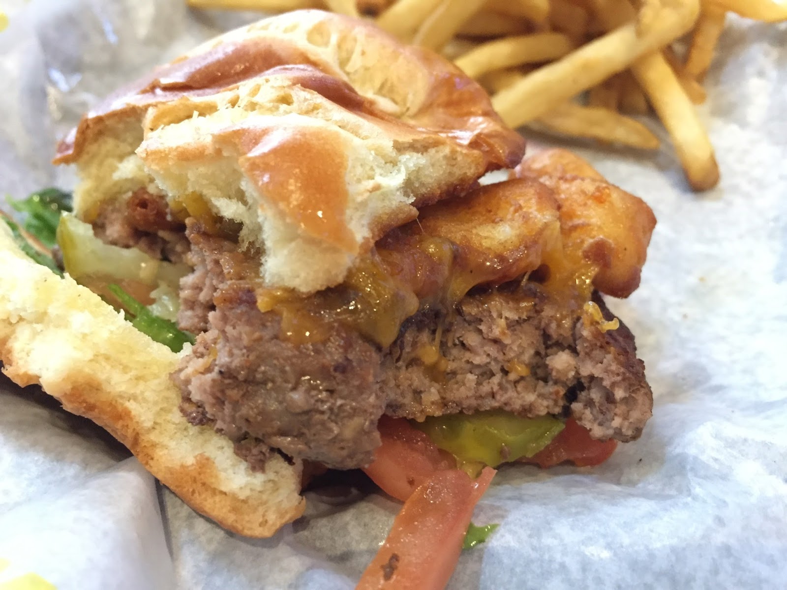 Cheese Curd Bacon Burger From Buffalo Wild Wings / バッファローワイルドウィングスのチーズ