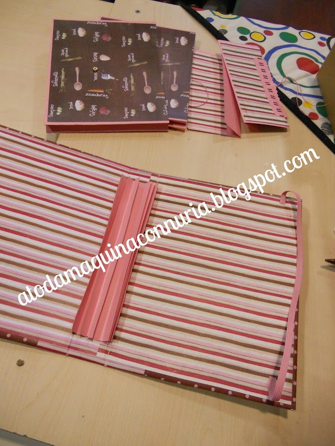 pega la encuadernación en espina centrada en el lomo