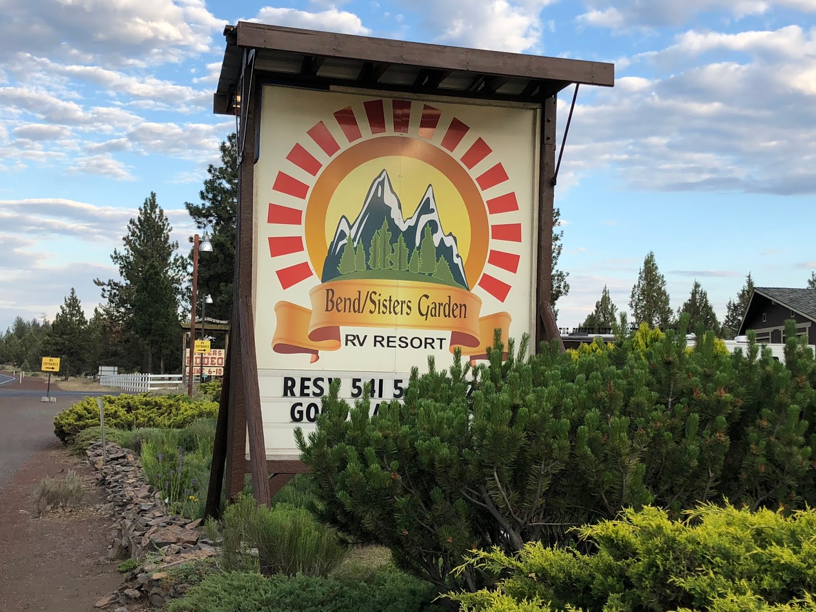 Cozy Rosie Bend Sisters RV Resort Bend, Oregon (June 2018)