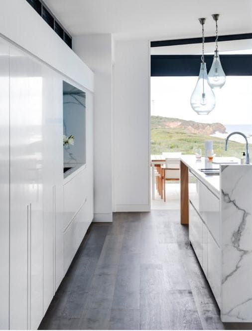 cocina-blanca-con-marmol-calacatta-minosa-design