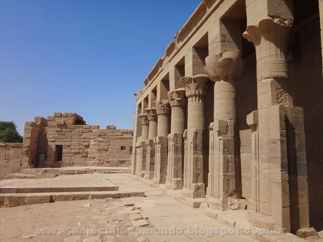 Egiptologia Brasil - Uma vez deuses, sempre deuses! 😸 A foto é no Templo  de Isis - Philae. Construído durante o reinado de Ptolomeu II, o Templo de  Ísis em Philae é