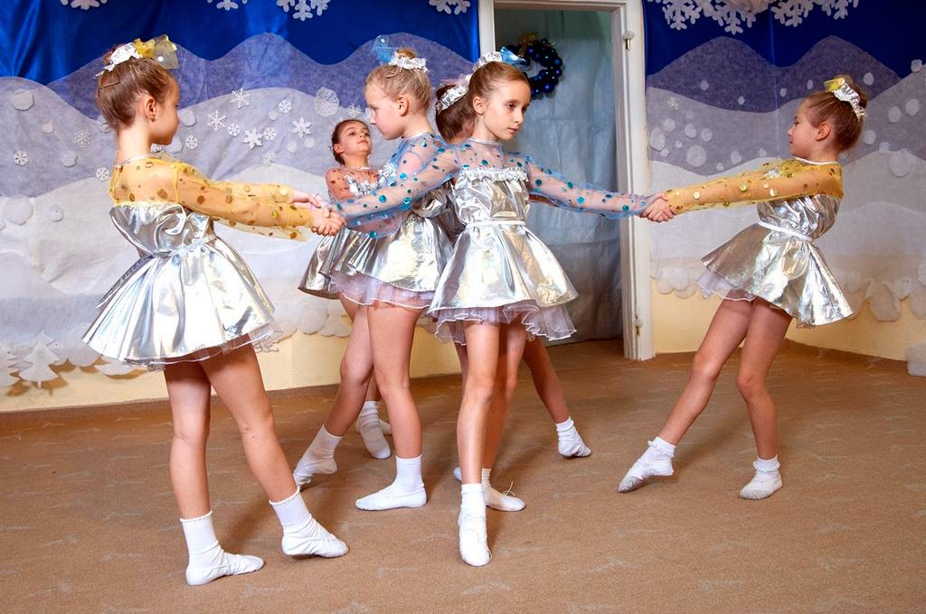 костюмы для танца новогоднего детский. танец снежинок в детском саду. балет щелкунчик вальс снежных хлопьев. новый год в детском саду. танец садике снежинки.