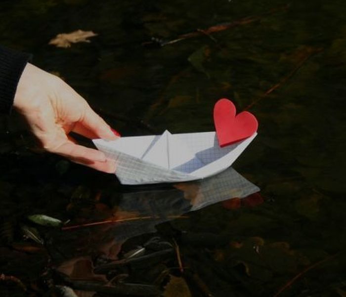 Слушать бумажные кораблики. Бумажный кораблик. Бумажный кораблик на воде анимация. Бумажный кораблик на воде горит. По реке уплывает кораблик бумажный.