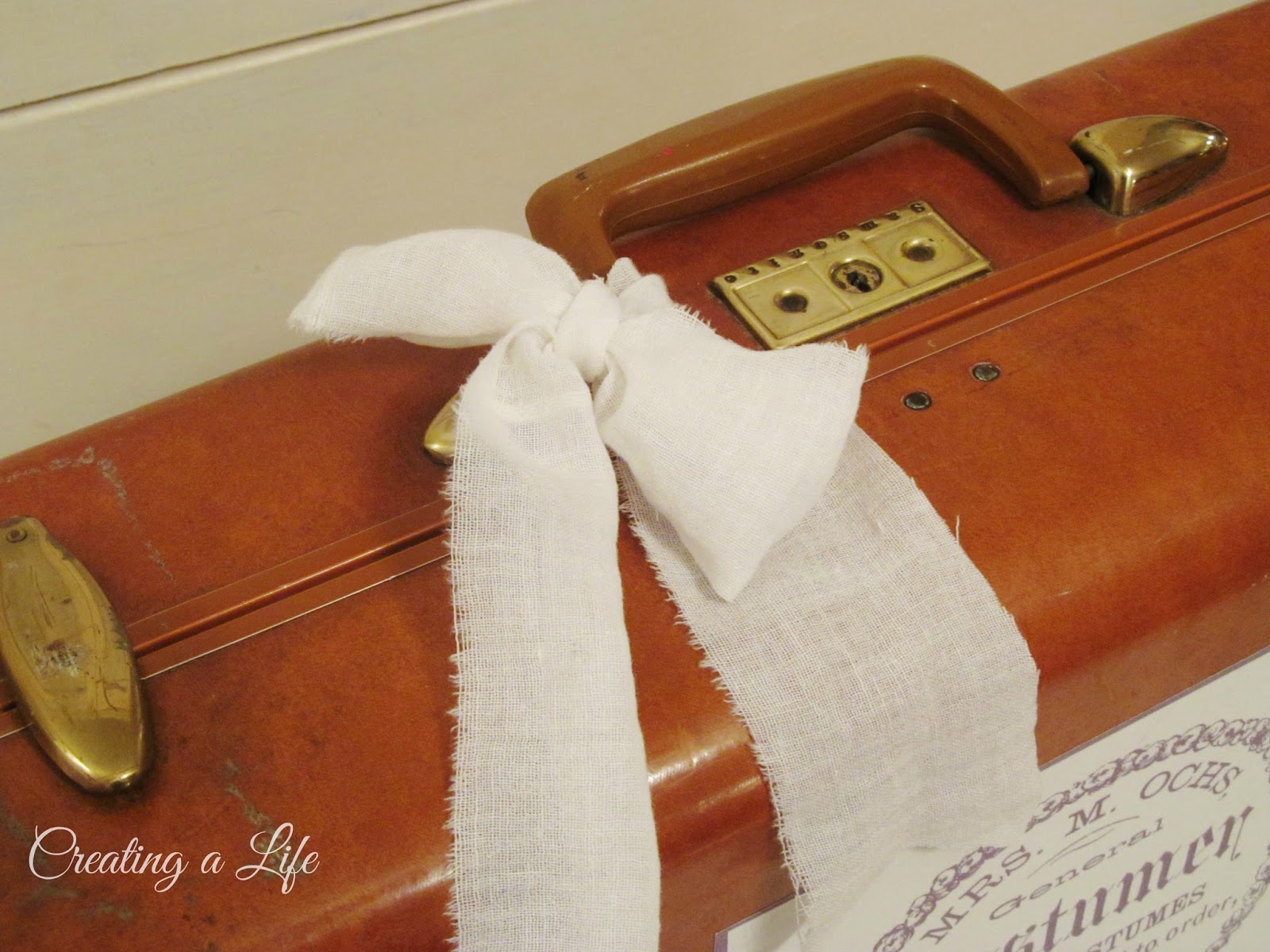 Creating A Life Studio 'Gifting' a Vintage Suitcase